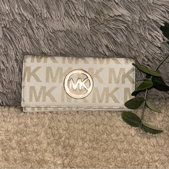 Michael Kors Cream and Gold Logo Wallet - Picture 1 of 4